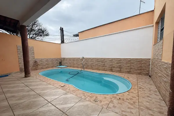 CASA A VENDA NO BAIRRO SANTA ROSA COM PISCINA